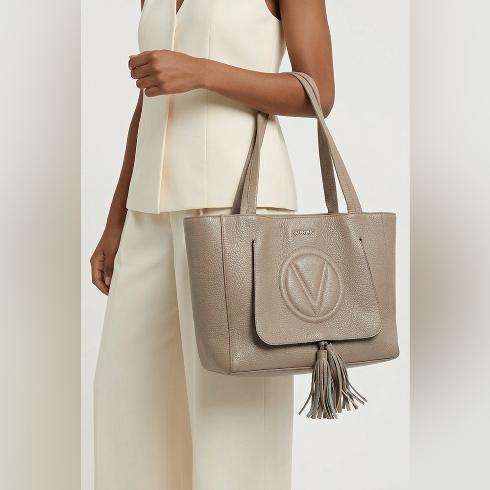 Valentino by Mario Valentino Ollie
Dollaro Leather Tote in Cloud